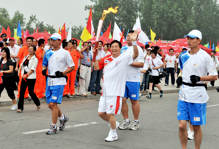 火炬手張桂玉參加北京2008奧運火炬接力臨沂站傳遞活動(圖1)